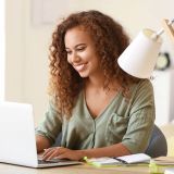 jeune fille souriante passe son test psychométrique NovaGlobal avec Emoticoach à genève