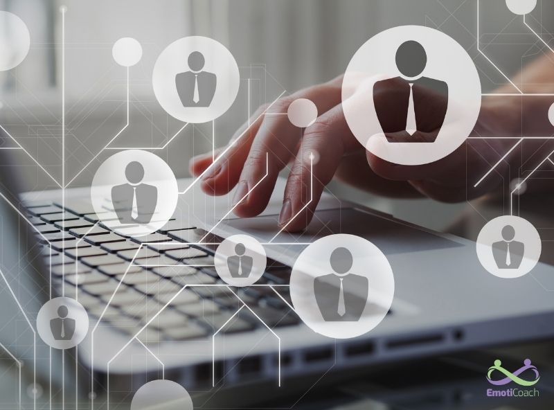 clavier ordinateur avec différents profils d'employés après un test psychométrique nova entreprise à genève