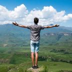 homme au bord d'un gouffre qui a confiance en lui, life caoching avoir confiance en soi