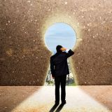 homme qui avance vers sont futur qu'il aperçoit a travers une serrure de porte géante